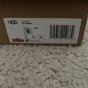 Light purple UGG Tasmans!! Size 6 in woman’s. New.